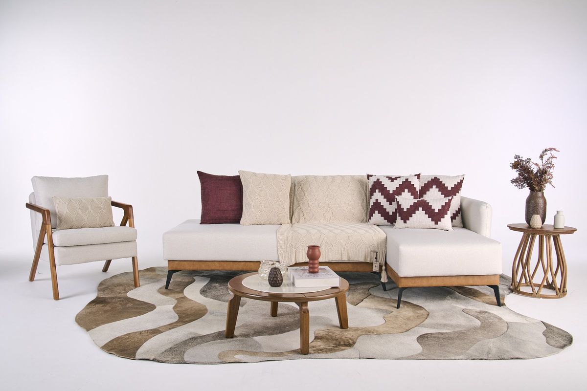 Sala decorada com almofadas em vinho e tons neutros